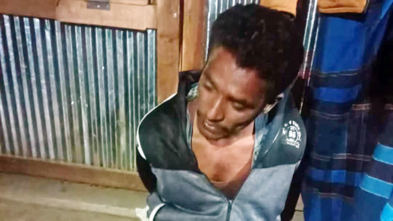 মা-বাবাকে কুপিয়ে হত্যাচেষ্টা, মাদকাসক্ত ছেলে আটক