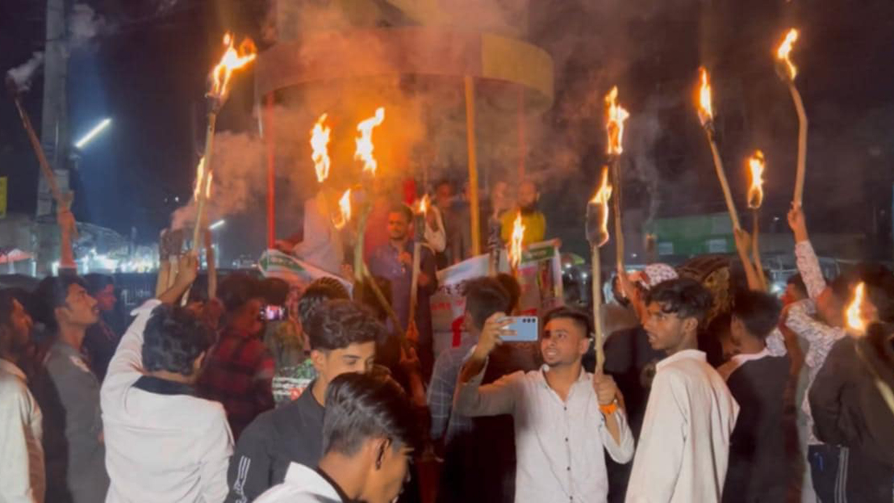 বৈষম্যবিরোধী ছাত্র আন্দোলনের কমিটি বাতিলের দাবিতে মশাল মিছিল