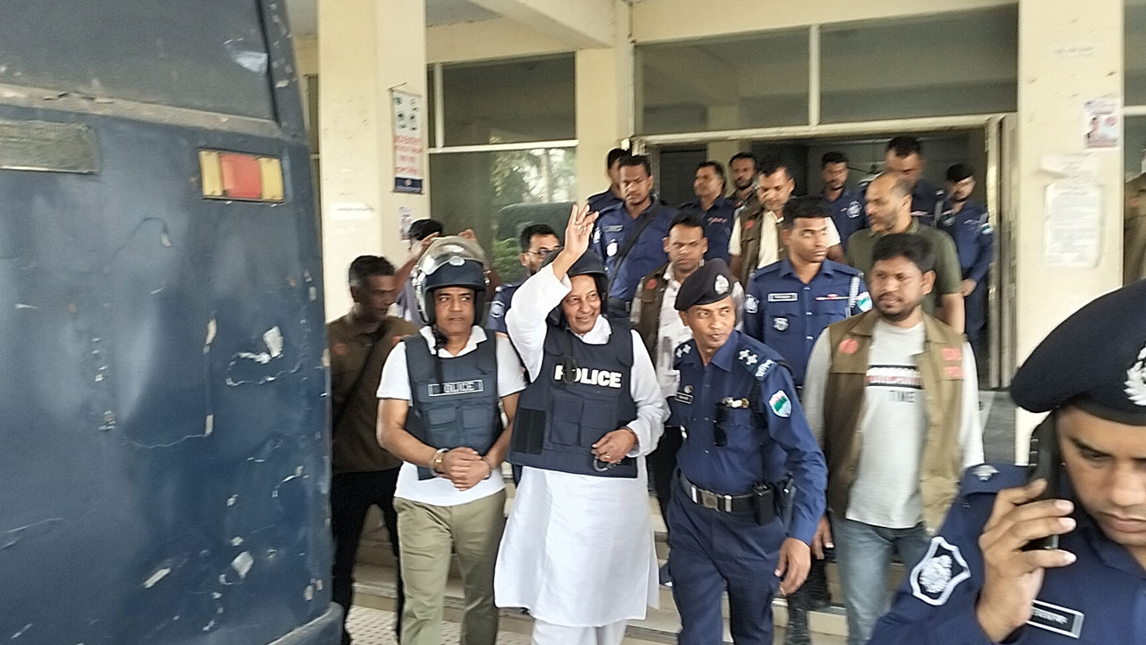 আদালতের এজলাসে হট্টগোল, ইনুর হাতকড়া খুলে দিল পুলিশ