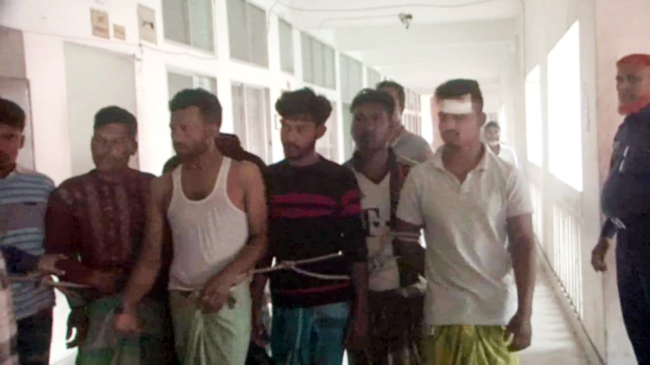 জেলেদের হামলায় নৌপুলিশসহ আহত ৪, আটক ১৩