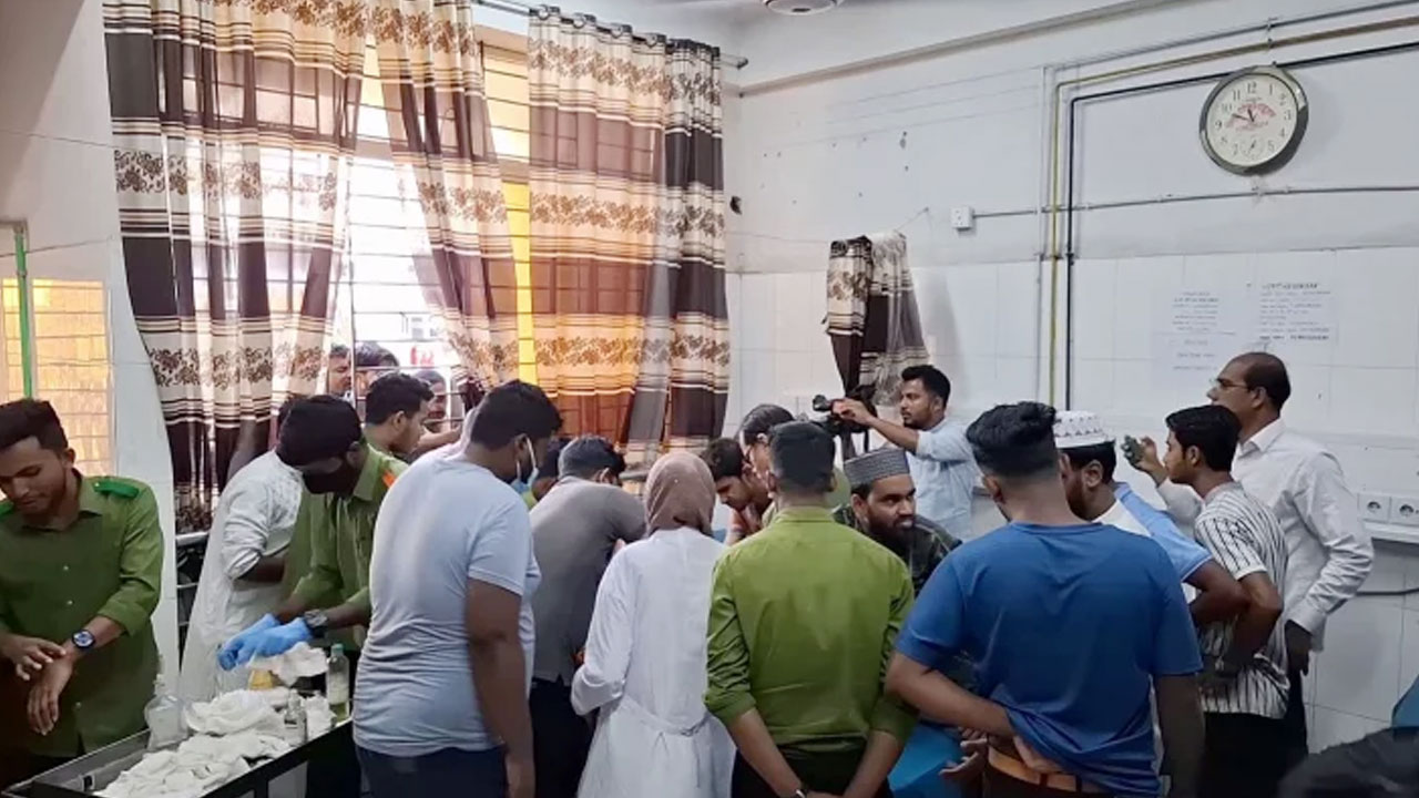 মাদারীপুরে বালুর ব্যবসা নিয়ে দ্বন্দ্বে তিনজনকে কুপিয়ে হত্যা