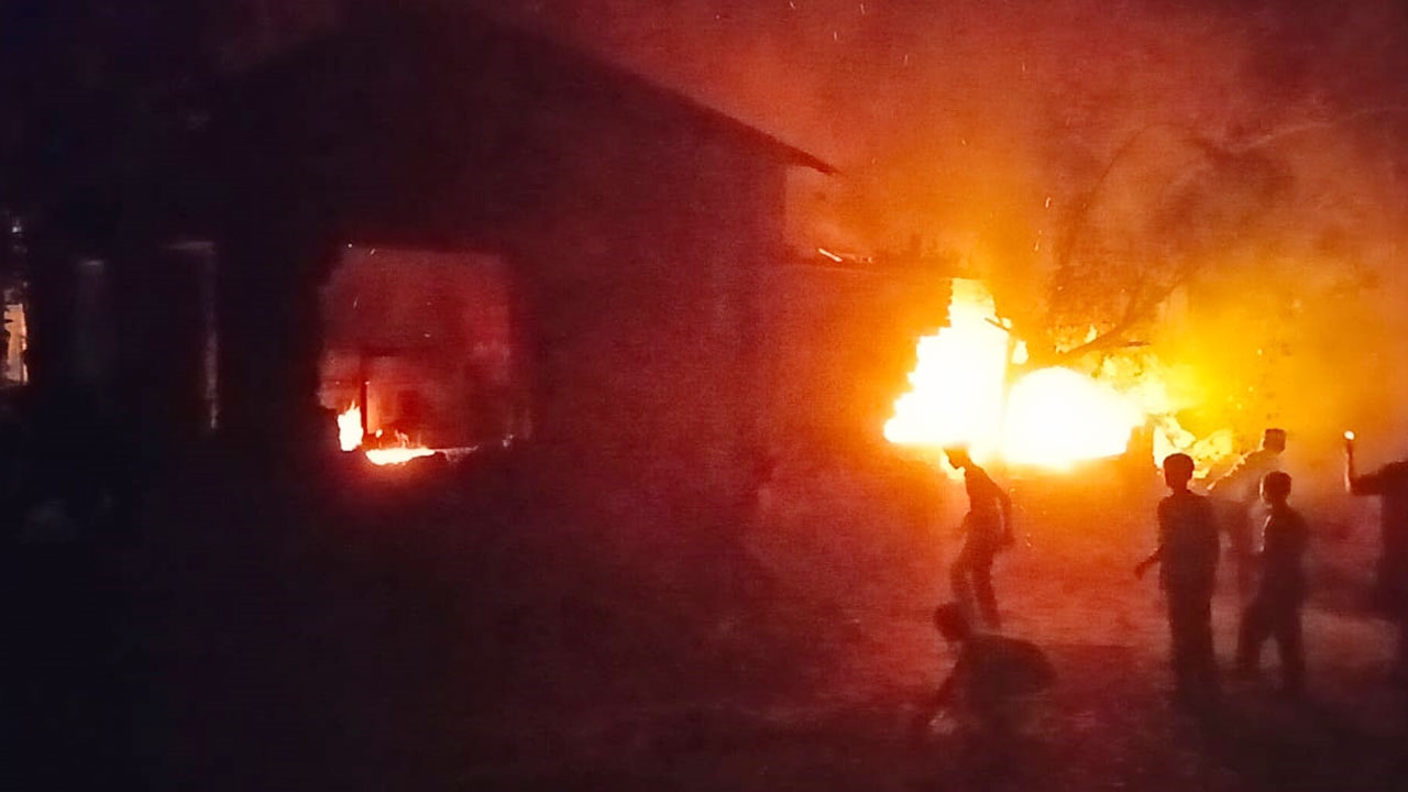 সেই শিশুটির ধর্ষকের বাড়িতে আগুন দিল বিক্ষুব্ধ জনতা