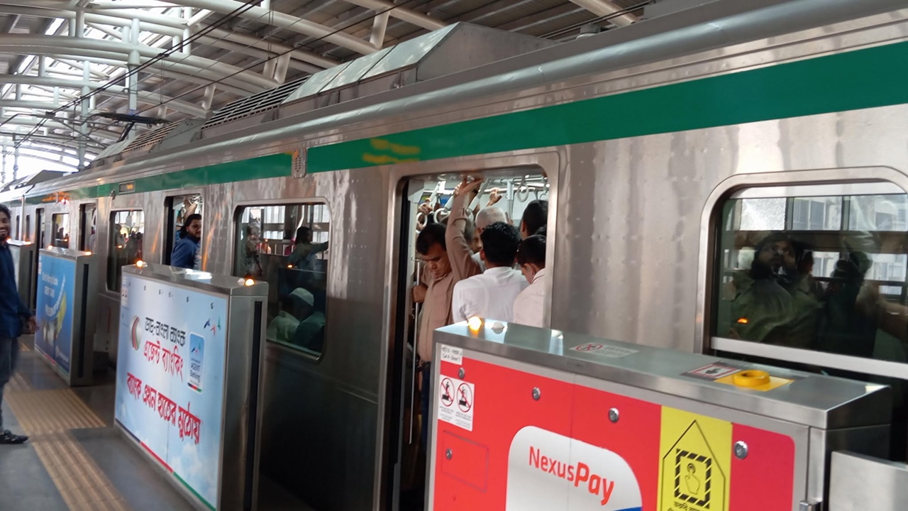 মতিঝিল থেকেই ঠাসা মেট্রো, পরের স্টেশনগুলোতে যাত্রীদের দুর্ভোগ