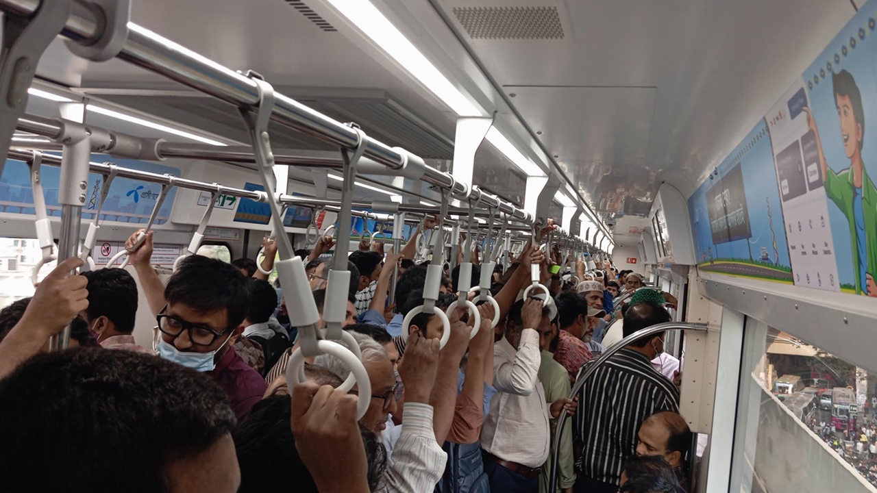 মতিঝিল থেকেই যাত্রীতে ঠাসা মেট্রো, পরের স্টেশনগুলোতে দুর্ভোগ