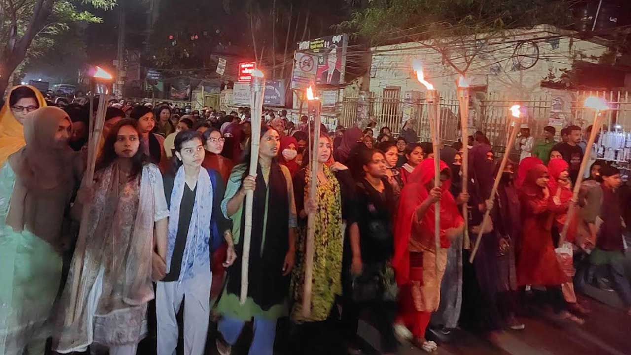 ধর্ষকের দৃষ্টান্তমূলক শাস্তির দাবিতে জবিতে মশাল মিছিল