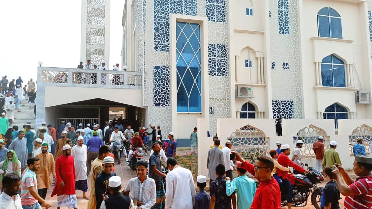 মাগুরার দুই মডেল মসজিদে প্রথম আজান ও নামাজ আদায়