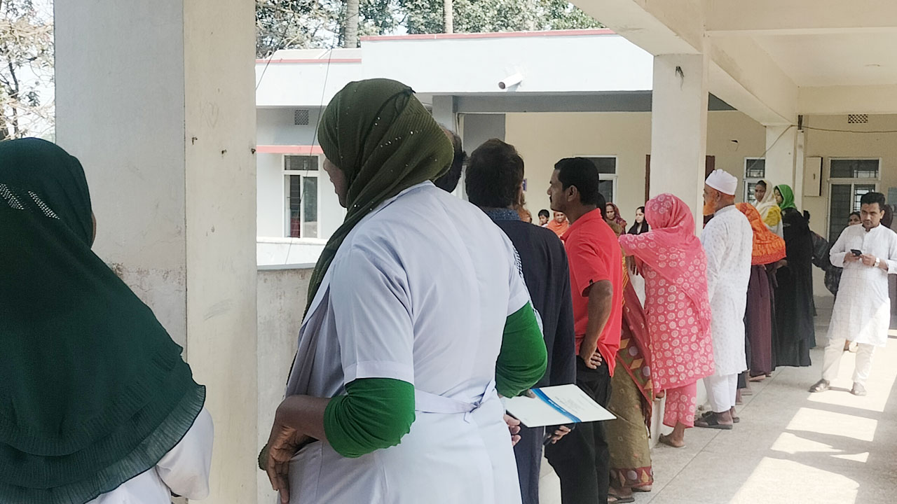 হাসপাতালে নারীর ‘অস্বাভাবিক’ কাণ্ড, বেঁধে রাখল কর্তৃপক্ষ