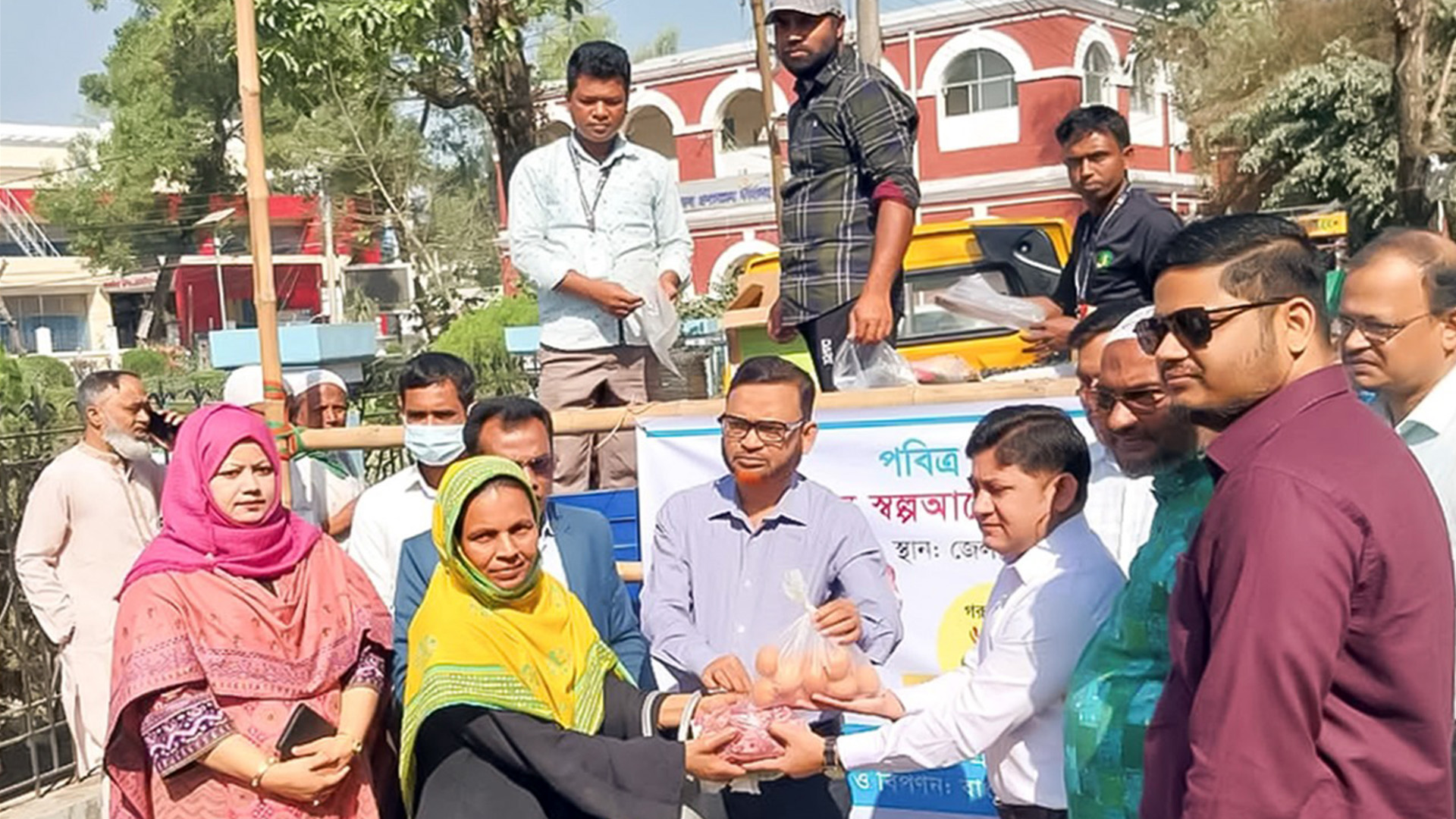 রোজায় ময়মনসিংহে সুলভ মূল্যে ডিম-মাংস বিক্রি শুরু 