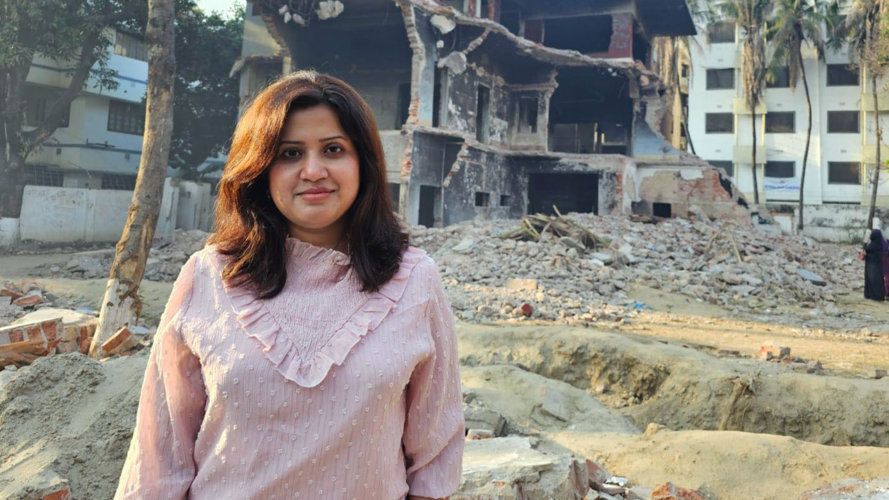 ধানমন্ডি ৩২-এ সেই ভাঙা বাড়ির সামনে ছবি তুলে যা বললেন ন্যান্সি