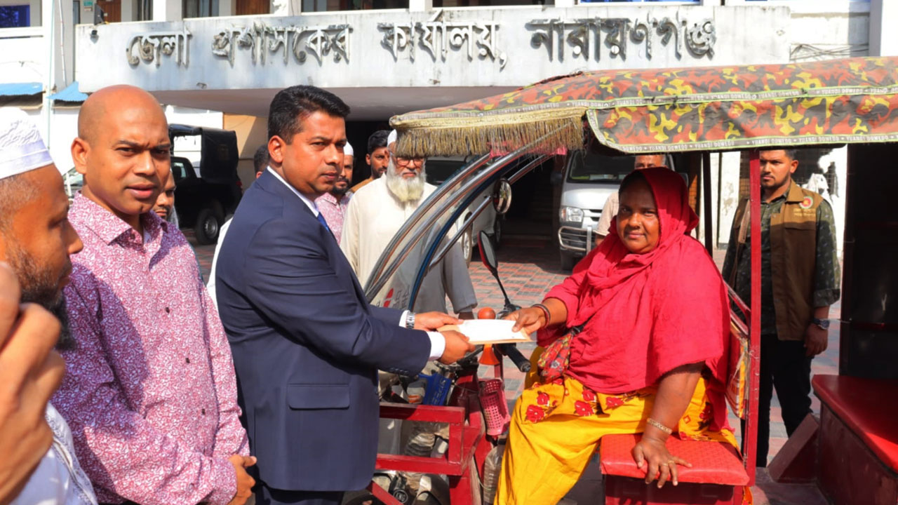 অটোরিকশাচালক নাছিমার পাশে দাঁড়ালেন নারায়ণগঞ্জের ডিসি