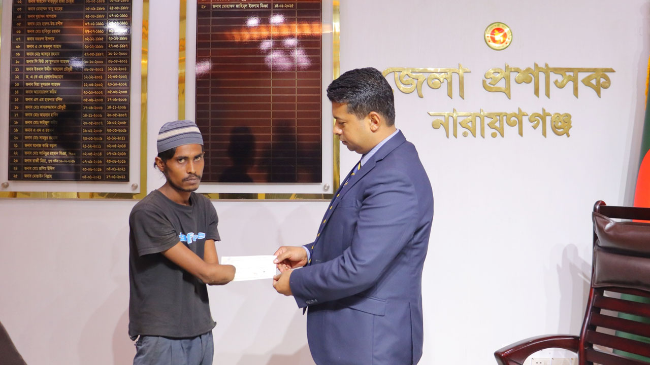 দুই হাত নেই রহিমের, পাশে দাঁড়ালেন নারায়ণগঞ্জের ডিসি