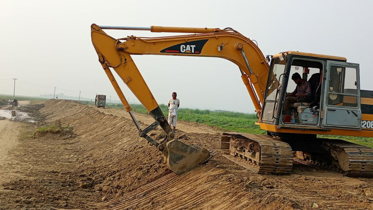 ধীরগতিতে চলছে হাওর ফসল রক্ষা বাঁধের কাজ, দুশ্চিন্তায় কৃষক