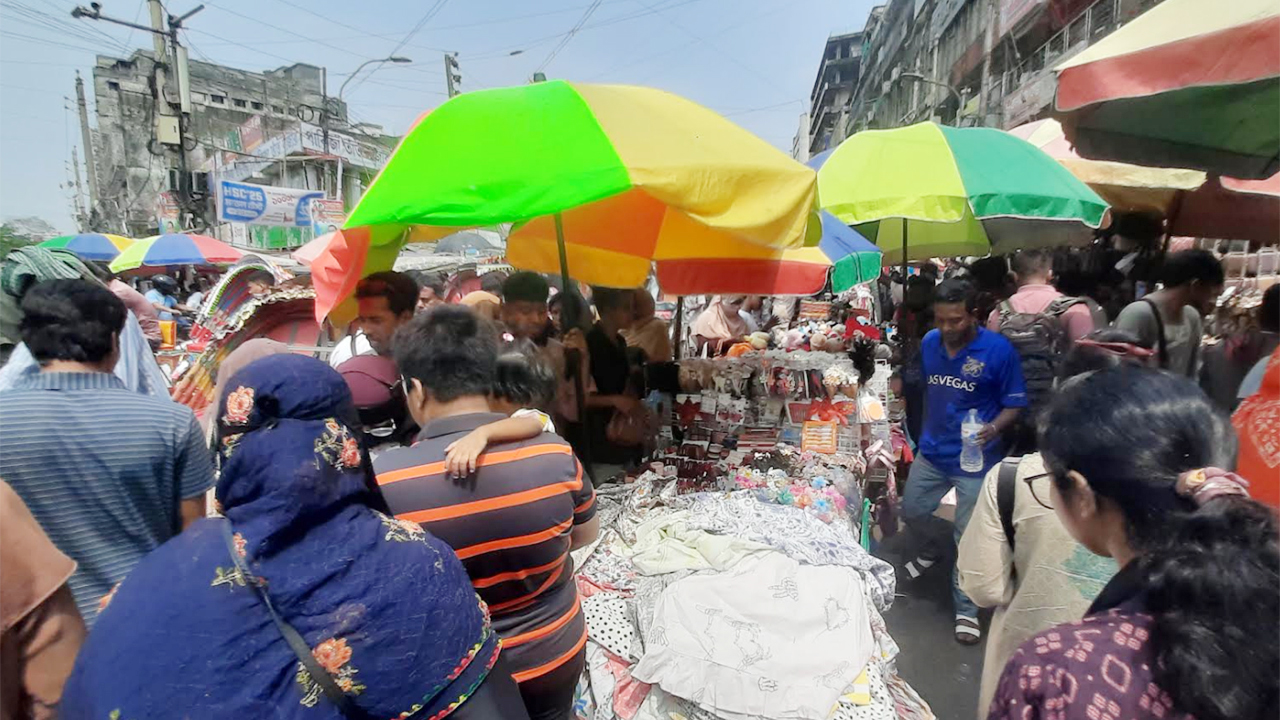 হাঁক-ডাকে জমজমাট নিউমার্কেটের ফুটপাতের ঈদ বাজার
