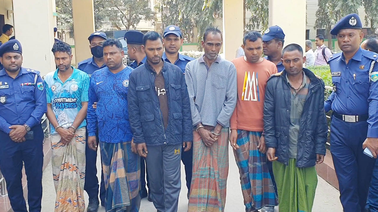 নওগাঁয় সড়কে গাছ ফেলে বাসে ডাকাতি, ৬ ডাকাত গ্রেপ্তার