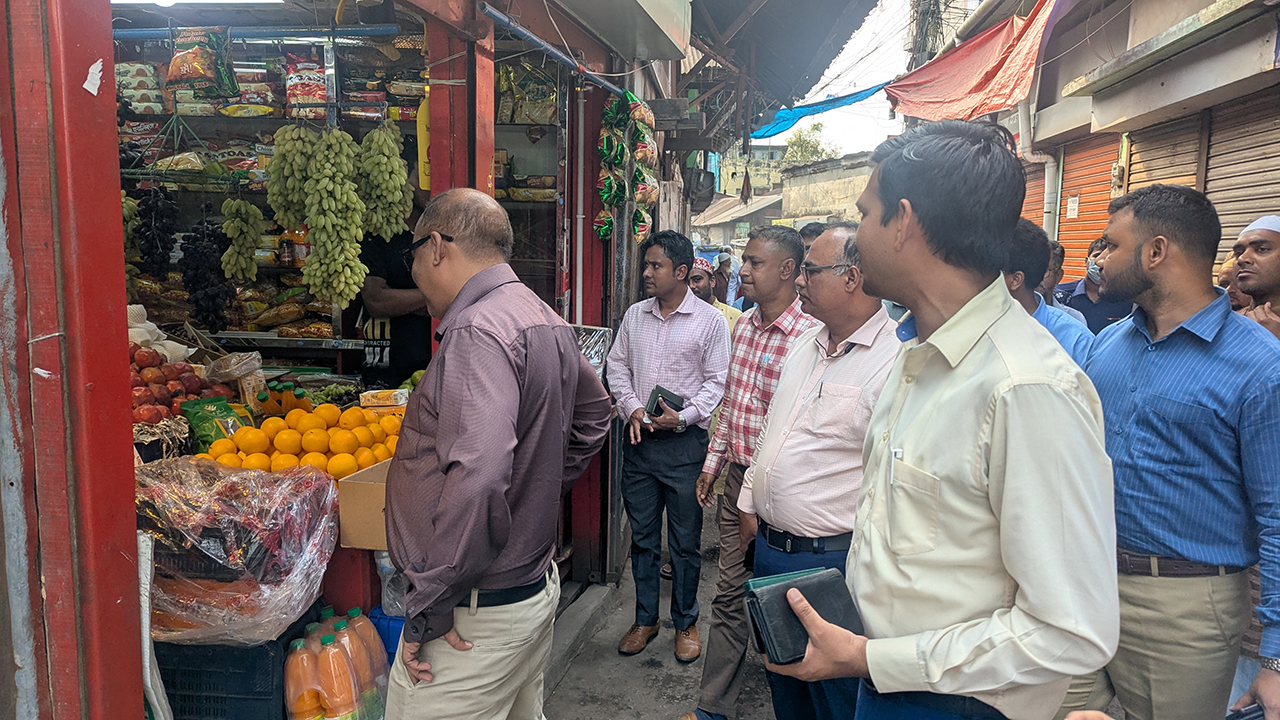 নিত্যপণ্যের বাজার স্থিতিশীল রাখতে প্রশাসনের কঠোর নজরদারি
