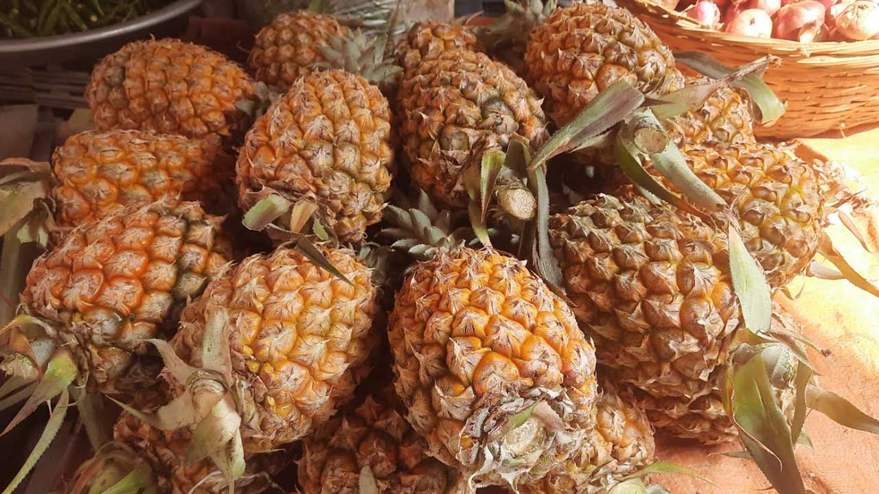 ইফতার ঘিরে জমজমাট রসালো আনারসের বাজার