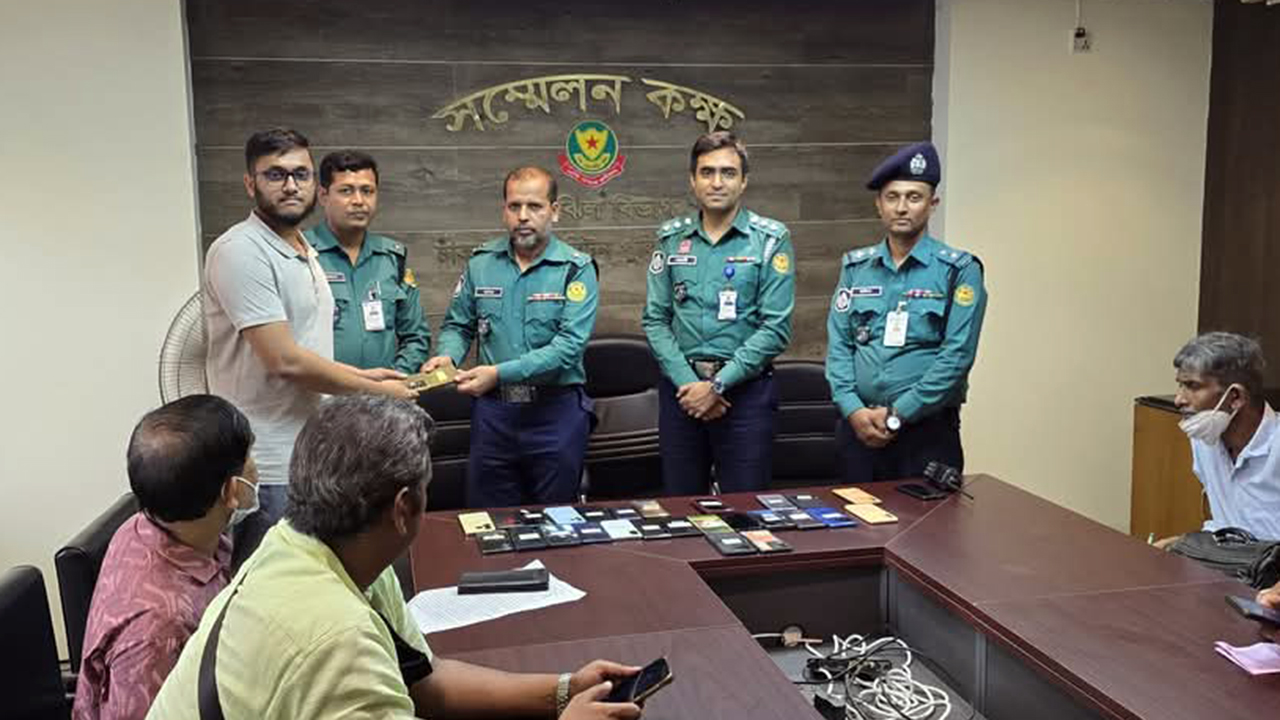 হারিয়ে যাওয়া ৩৪ মোবাইল উদ্ধার করে মালিকদের বুঝিয়ে দিলো পুলিশ