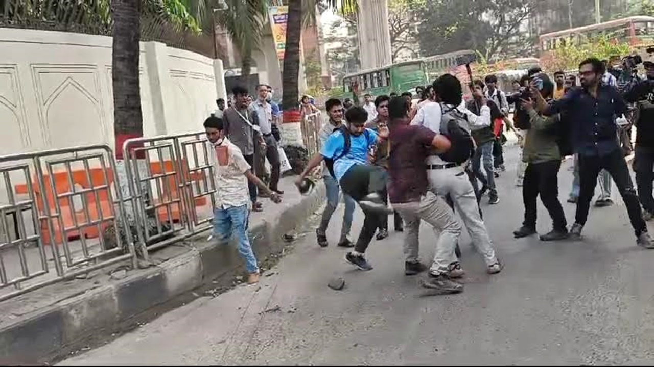 নিপীড়নবিরোধী পদযাত্রায় সংঘর্ষ : সহকারী পুলিশ কমিশনার আহত