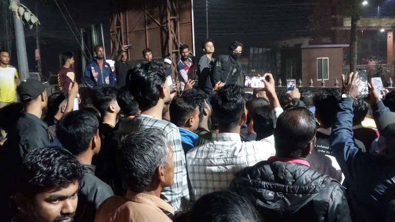 ঠাকুরগাঁওয়ে হাসপাতাল থেকে শিশু চুরির ঘটনায় সড়ক অবরোধ