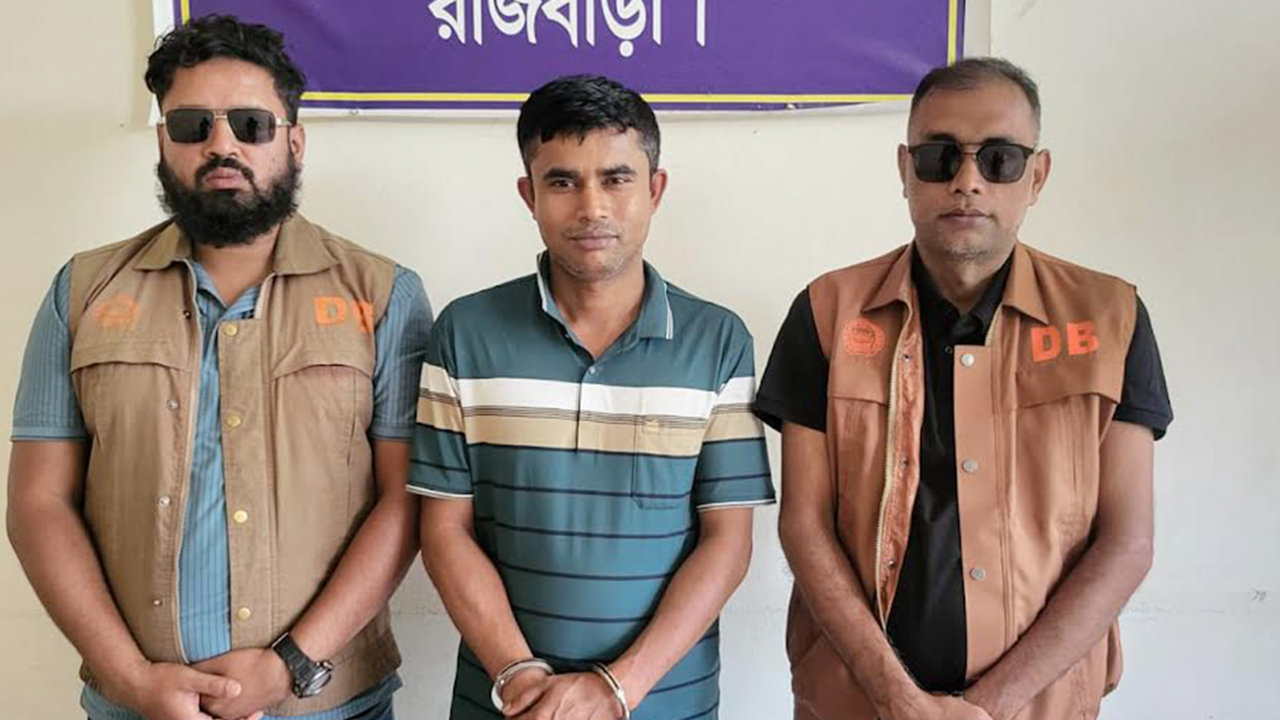 রাজবাড়ীতে খুন-ডাকাতিসহ ৩২ মামলার আসামি গ্রেপ্তার