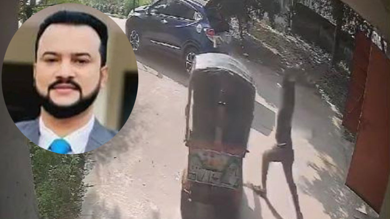 রিকশাচালককে জুতাপেটা করা সমাজসেবা কর্মকর্তা বরখাস্ত
