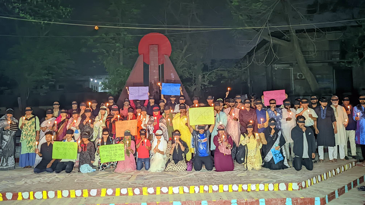 ধর্ষকদের দ্রুত বিচারের দাবিতে মোমবাতি জ্বালিয়ে নীরব প্রতিবাদ