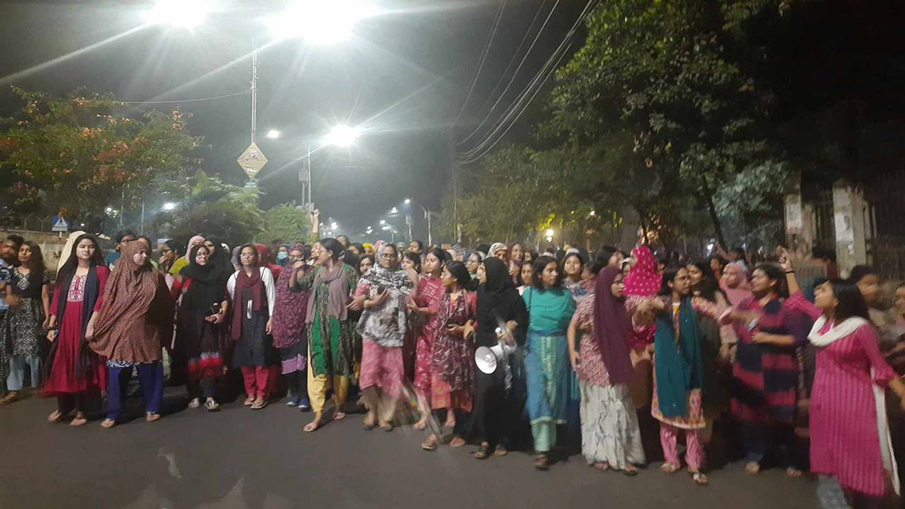 ধর্ষকদের বিচারের দাবিতে মধ্যরাতে উত্তাল ঢাকা বিশ্ববিদ্যালয়