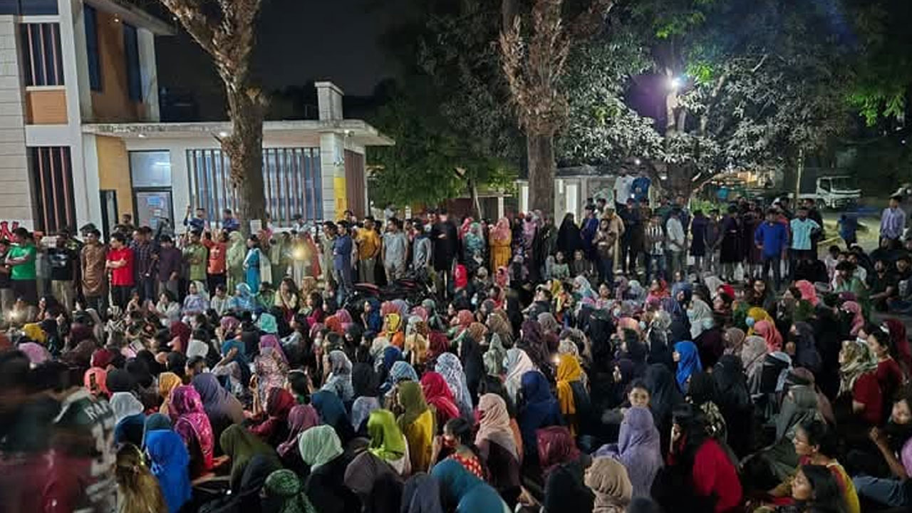 ‘দড়ি লাগলে দড়ি নে, ধর্ষকদের ফাঁসি দে’