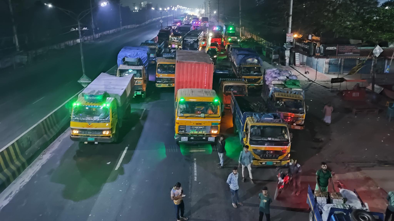 ধর্ষণের বিচার দাবিতে মধ্যরাতে জাবি শিক্ষার্থীদের মহাসড়ক অবরোধ