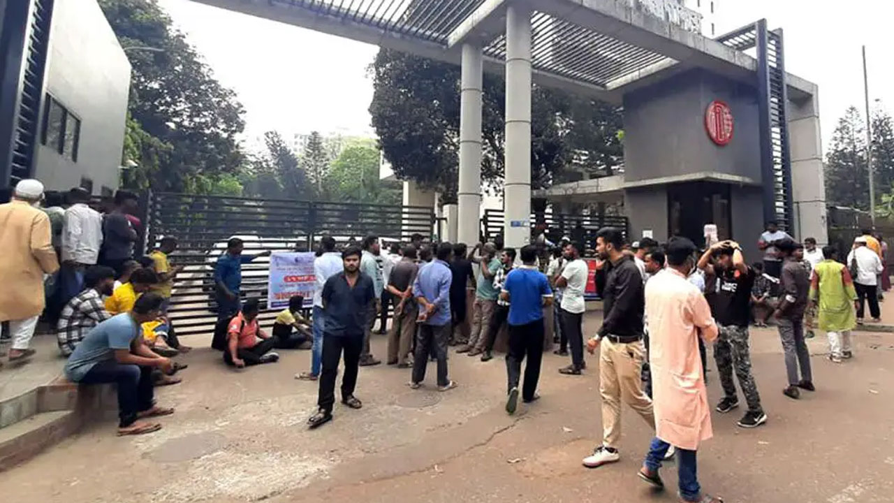 সচিবের আশ্বাসে রেলের অস্থায়ী শ্রমিকদের কর্মবিরতি প্রত্যাহার