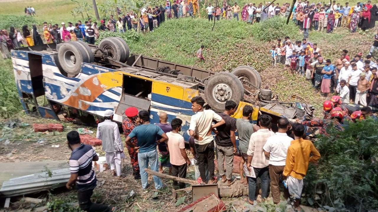 বাস খাদে পড়ে বৃদ্ধা নিহত, আহত ১০