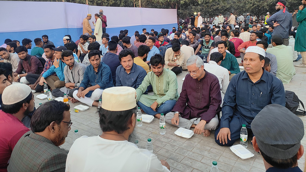 ১২ হাজার শিক্ষার্থীকে নিয়ে রাবি প্রশাসনের ইফতার