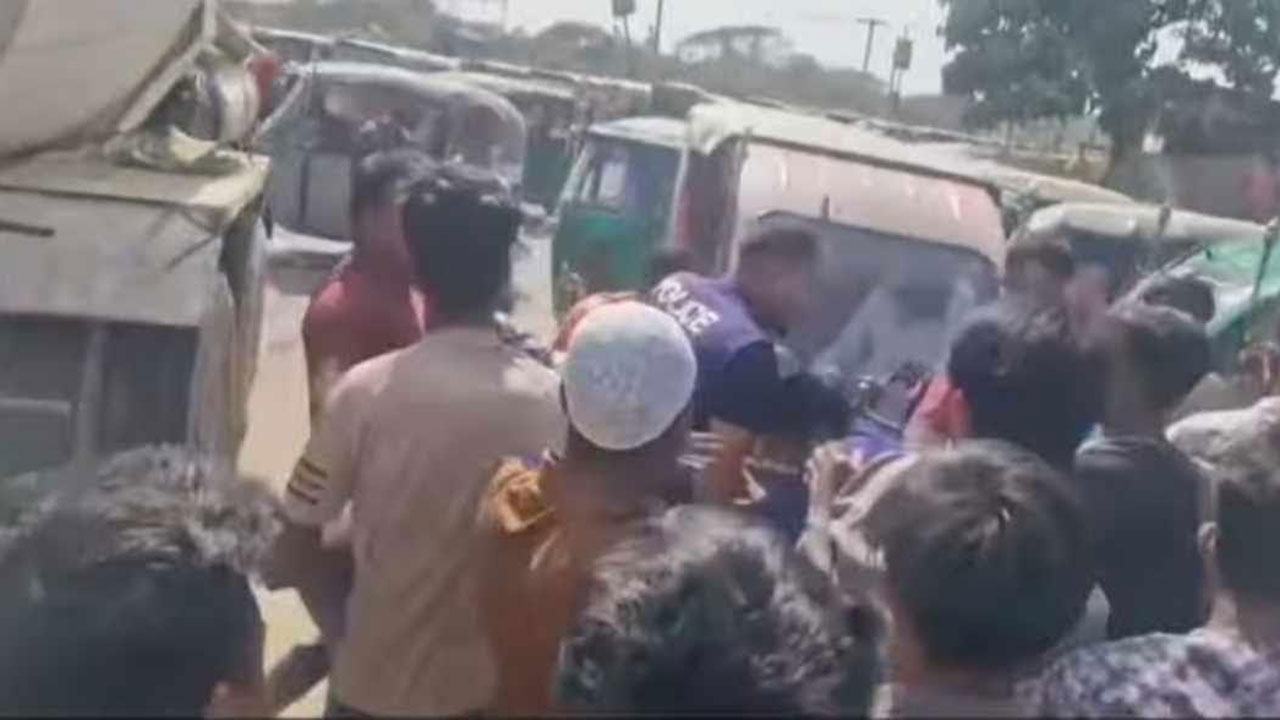 রূপগঞ্জে দুই পুলিশ সদস্যকে পেটাল সিএনজি চালকরা