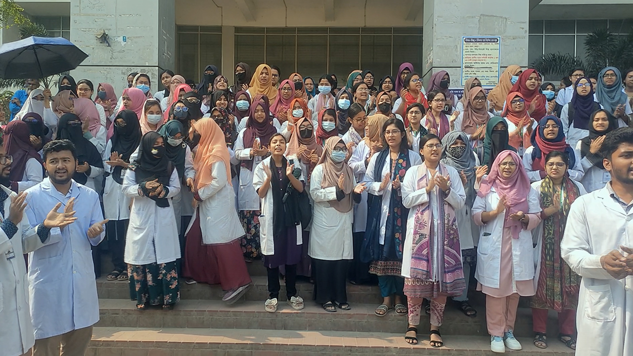 ৫ দফা দাবিতে টাঙ্গাইল মেডিকেল শিক্ষার্থীদের বিক্ষোভ