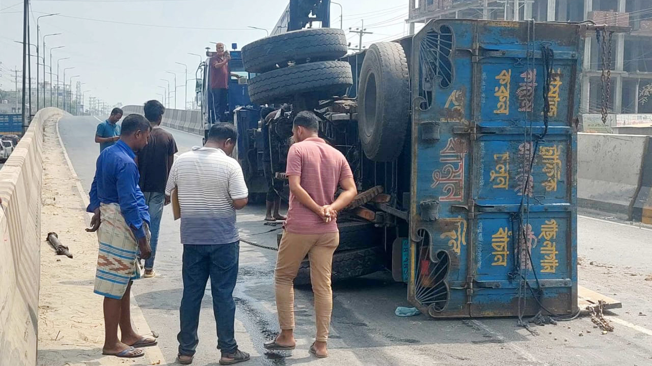 উল্টে পড়া ট্রাকে আরেক ট্রাকের ধাক্কায় শ্রমিক নিহত, ওসিসহ আহত ৬
