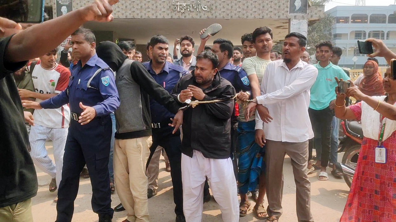 শিক্ষার্থীকে ধর্ষণ: সেই শিক্ষককে আদালতে তোলার সময় জনতার গণধোলাই