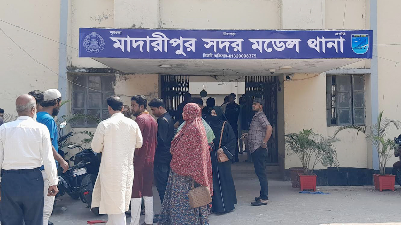 মাদারীপুরে দুই ভাইসহ তিনজনকে কুপিয়ে হত্যা, নারীসহ গ্রেপ্তার ৩