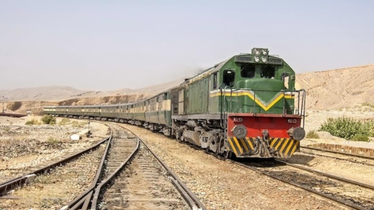 পাকিস্তানে যেভাবে জিম্মি করা হয় ট্রেনের যাত্রীদের (ভিডিও)