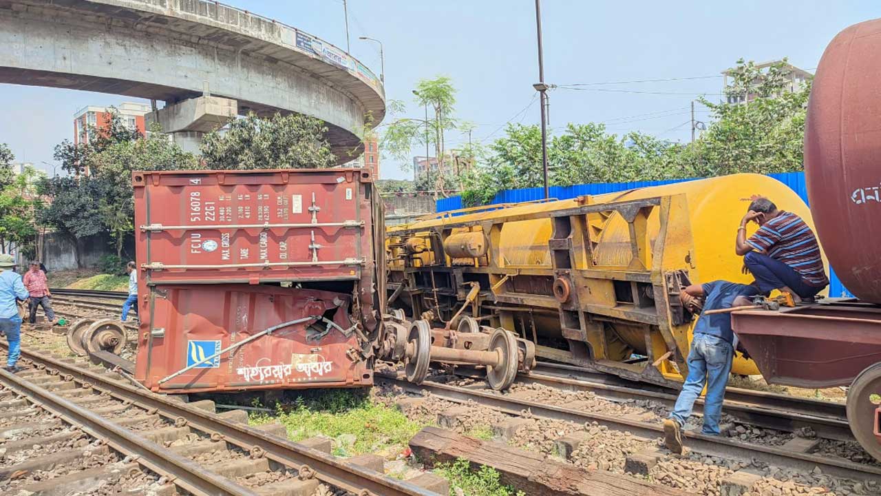 কমলাপুর স্টেশনে কন্টেইনার ট্রেন লাইনচ্যুত