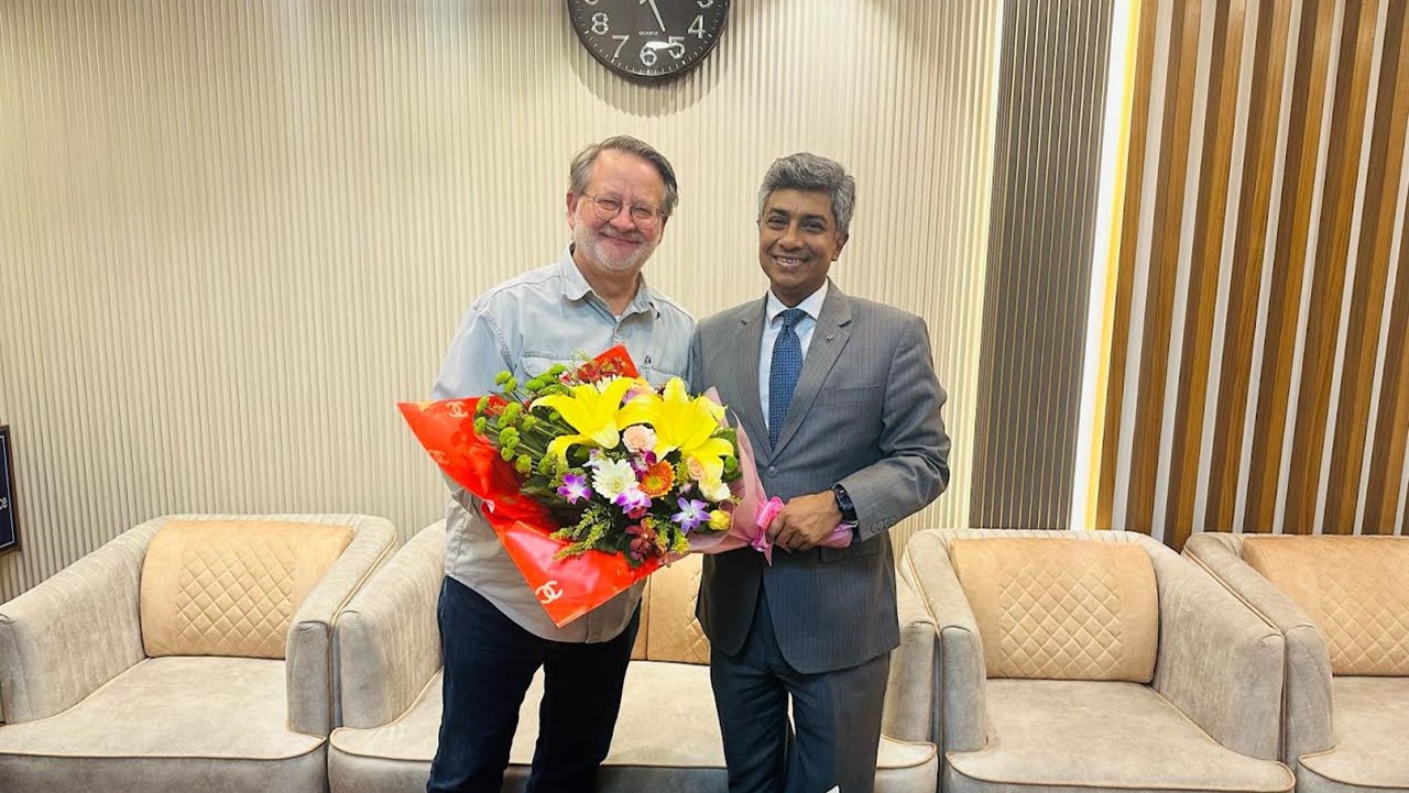 মার্কিন সিনেটর গ্যারি পিটার্স ঢাকায় এসেছেন
