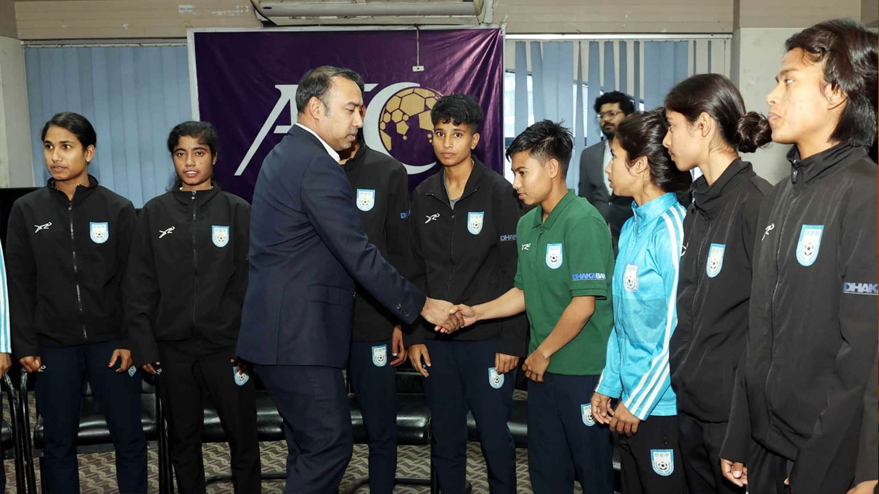 নারী ফুটবলারদের সঙ্গে তাবিথের বৈঠক, ঈদের পর ৫৫ জনের ক্যাম্প