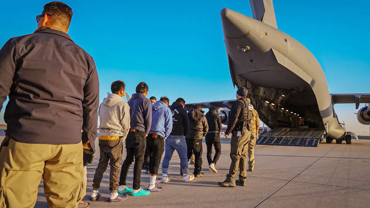 সামরিক বিমানে অবৈধ অভিবাসীদের ফেরত পাঠানো স্থগিত করল যুক্তরাষ্ট্র