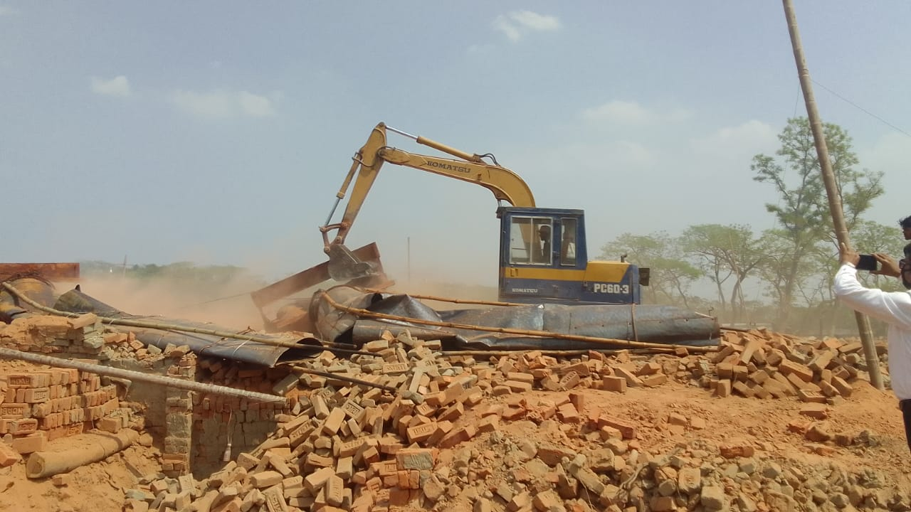 লক্ষ্মীপুরে দুটি অবৈধ ইটভাটা মালিককে সাড়ে ৪ লাখ টাকা জরিমানা