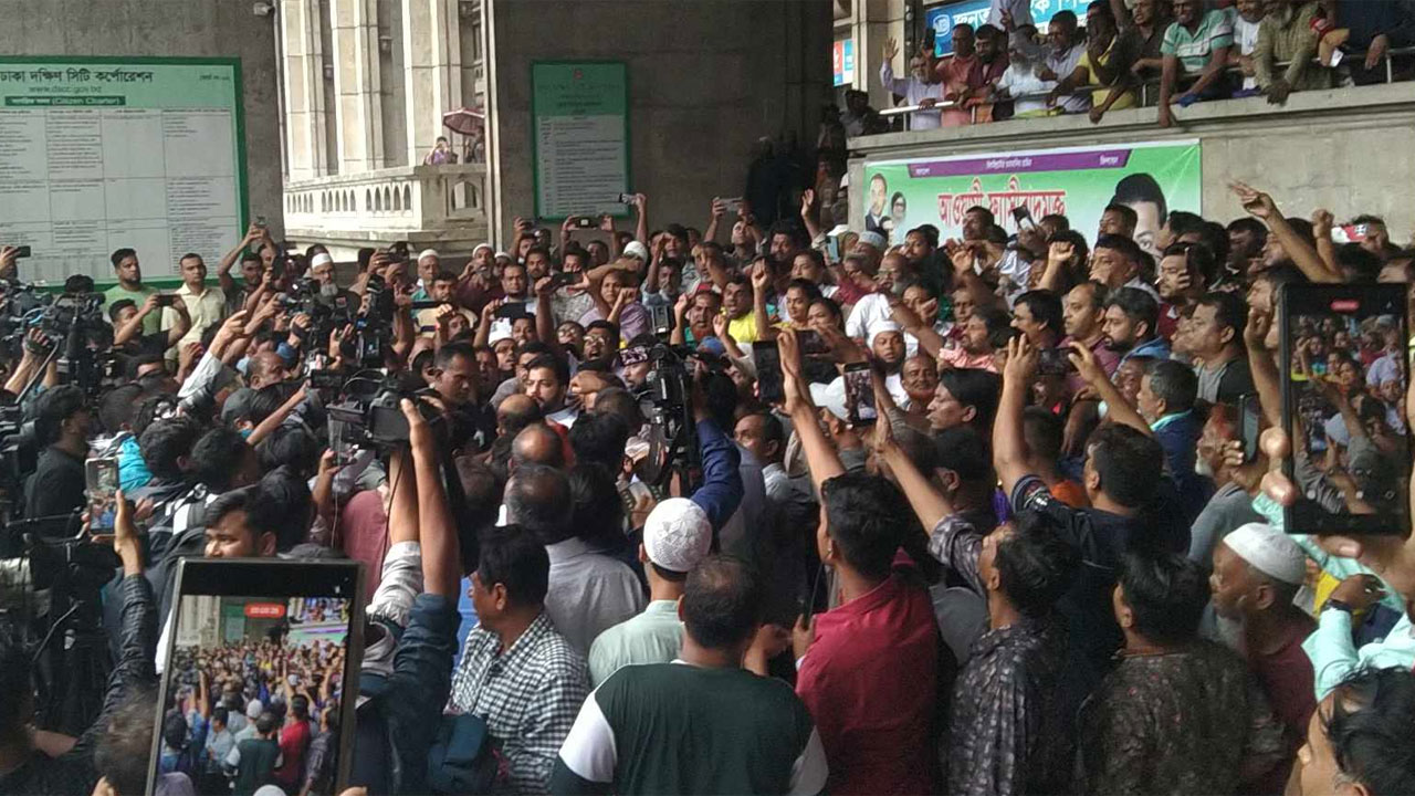 উত্তাল নগরভবনে পা রাখলেন ইশরাক, আরও উজ্জীবিত আন্দোলনকারীরা