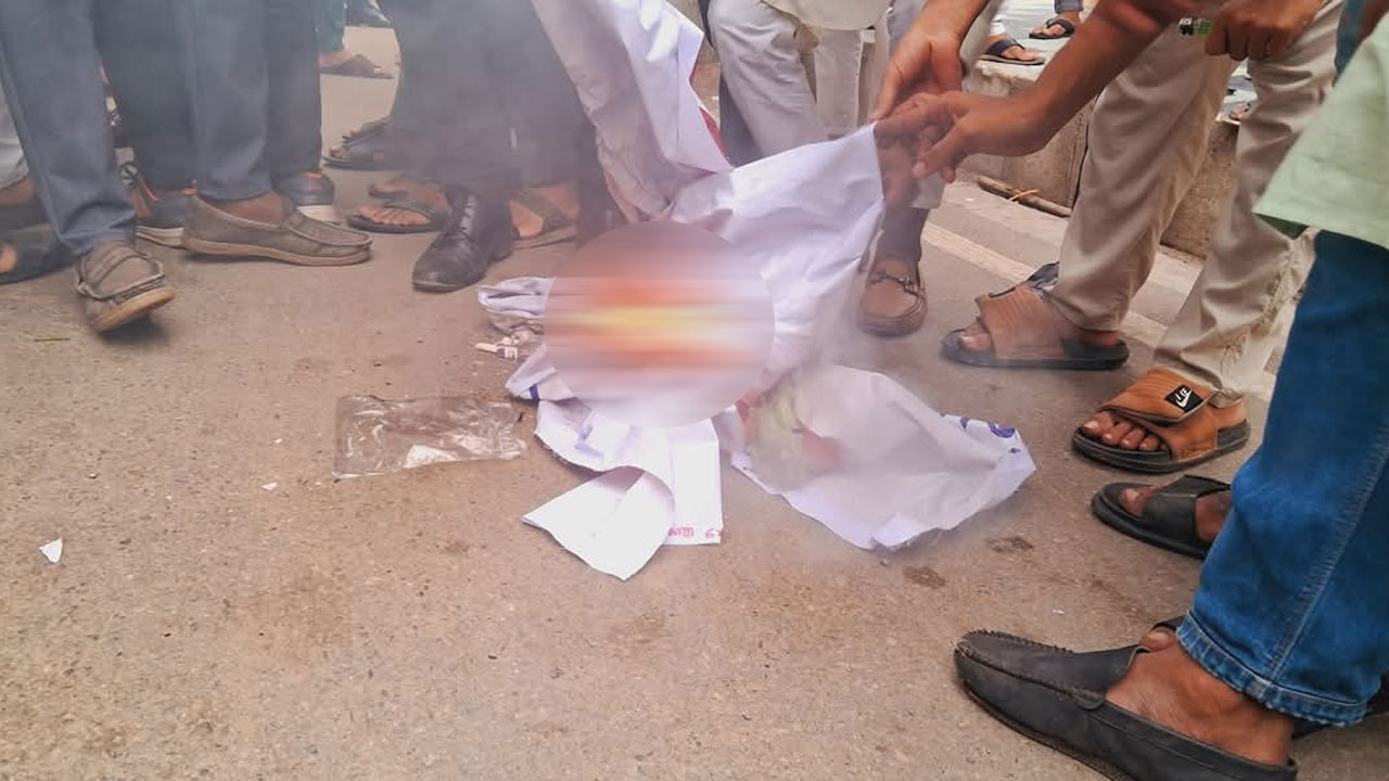 চট্টগ্রামে সংঘর্ষ : গণতান্ত্রিক ছাত্রজোটের ব্যানারে আগুন