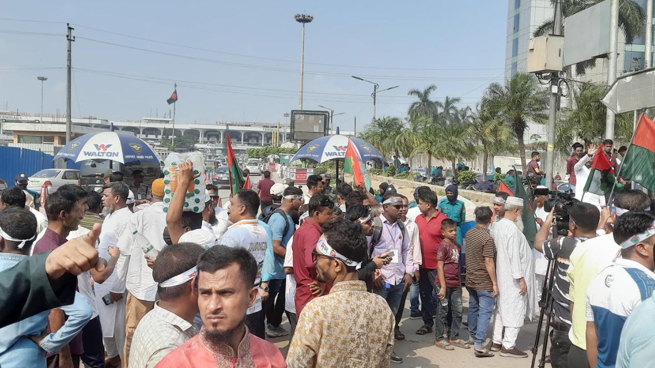 খালেদা জিয়াকে স্বাগত জানাতে বিমানবন্দরে নেতাকর্মীদের ঢল