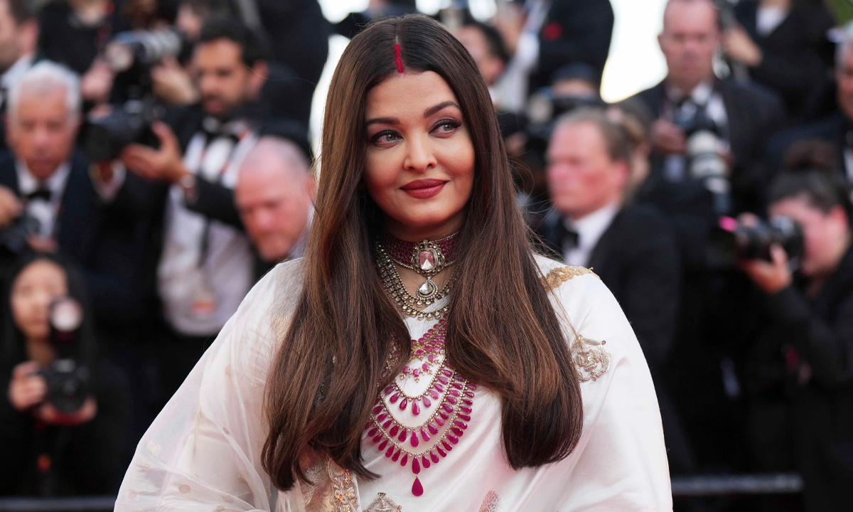 ঐশ্বরিয়ার গলায় ৫০০ ক্যারেটের এই চুনির মালার দাম কোটি টাকা!