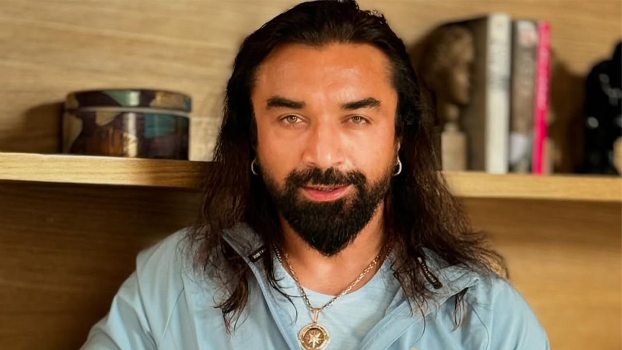 রিয়েলিটি শো'তে অশ্লীলতা, বিতর্কে সঞ্চালক