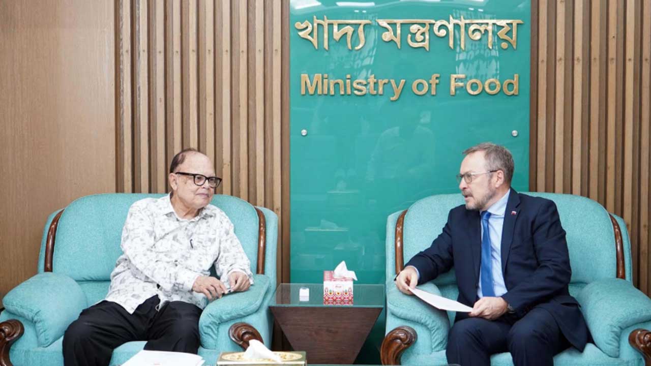 এ মুহূর্তে বাংলাদেশে পর্যাপ্ত খাদ্যশস্য মজুত আছে : খাদ্য উপদেষ্টা