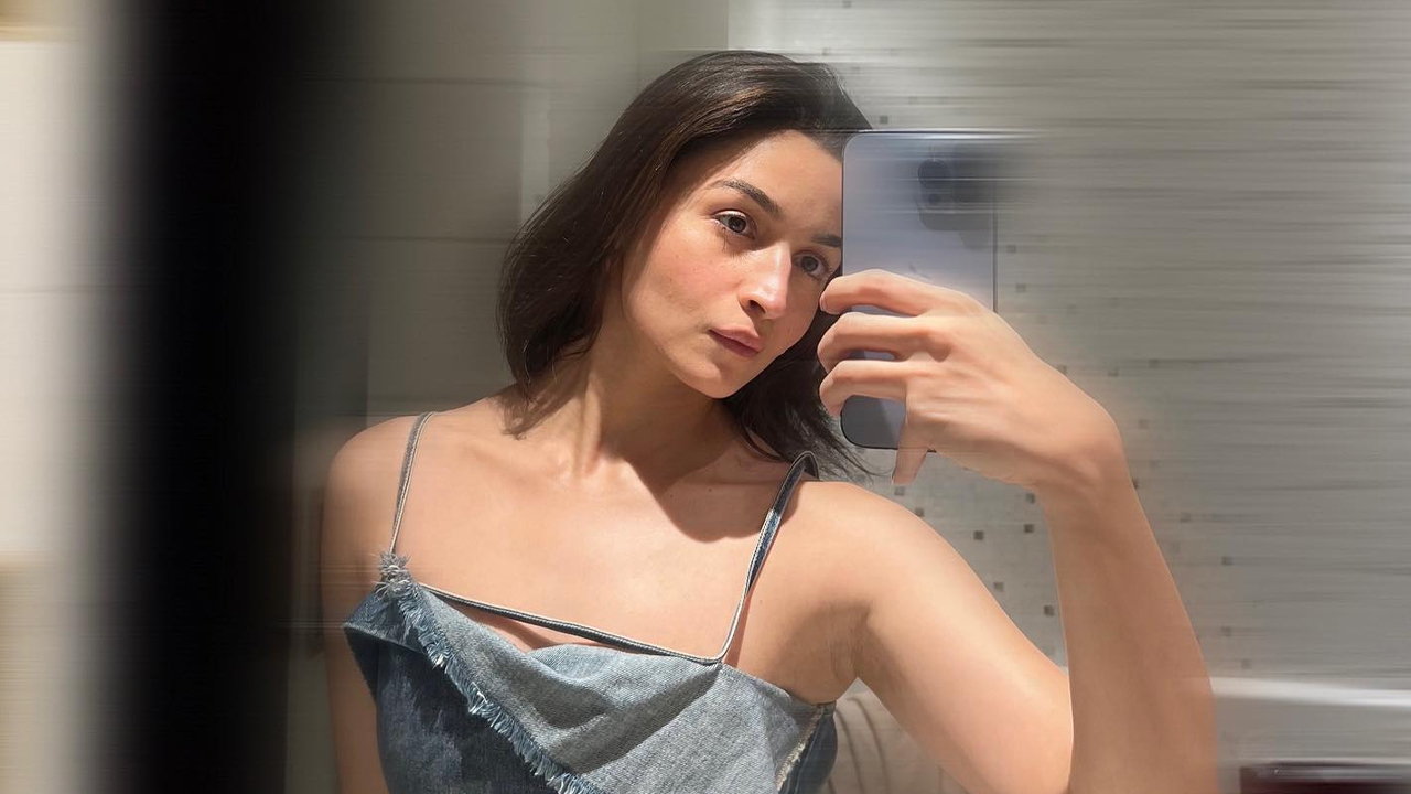 কানের উদ্দেশে রওনা দিলেন আলিয়া